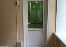 Дверь межкомнатная ПВХ в муниципальное учреждение с отделкой (откосы)
